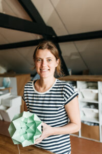 Nellianna met een Moth origami lamp