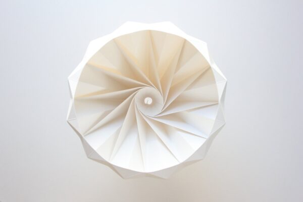 Onderkant van een papieren origami lamp Chestnut