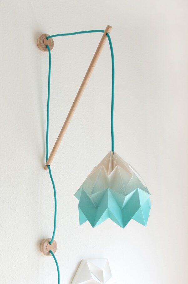 Houten minimalistische wandlamp Klimoppe met papieren origami lamp Moth