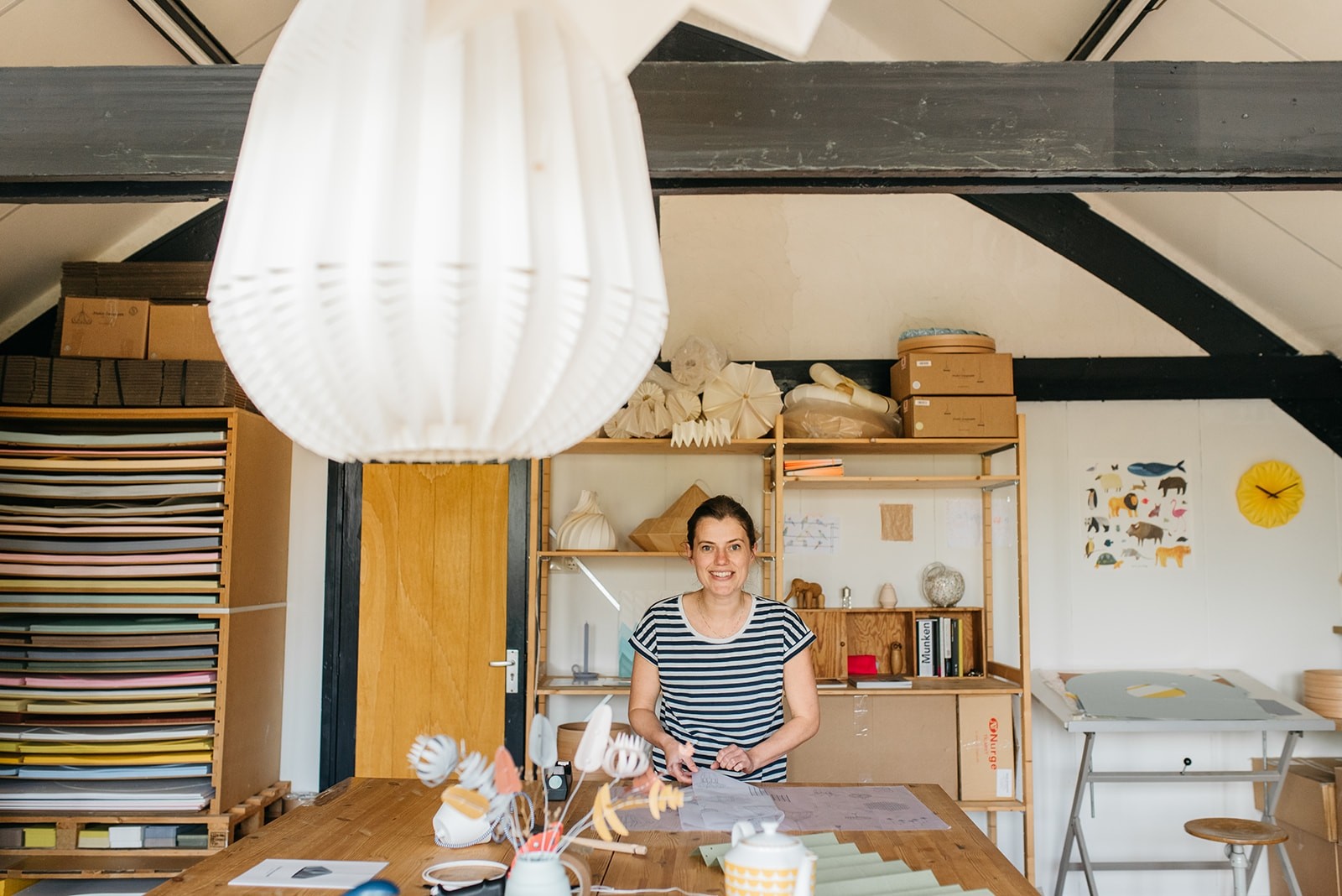 Nellianna staat klaar in de studio voor het geven van een origami workshop
