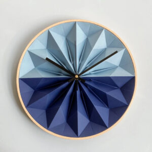 Origami klok van gevouwen papier en houten rand