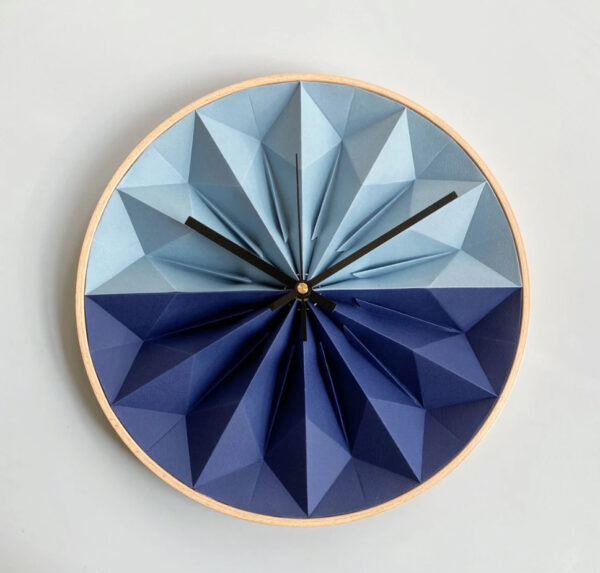 Origami klok van gevouwen papier en houten rand